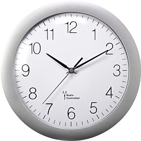 Stenska ura, radijsko vodena, okrogla s srebrnim okvirjem, bela številčnica s črnimi kazalci in številkami