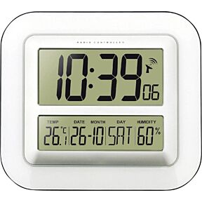 Digitalna stenska radijsko vodena ura v beli barvi, kvadratne oblike z zaobljenimi robovi, prikazuje časm datum dan, temperaturo in vlago v prostoru